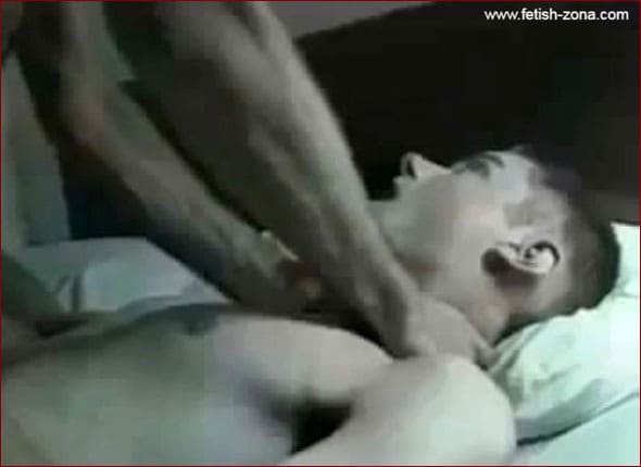 Amateur – Bald guy strangles hands her young friend - MP4